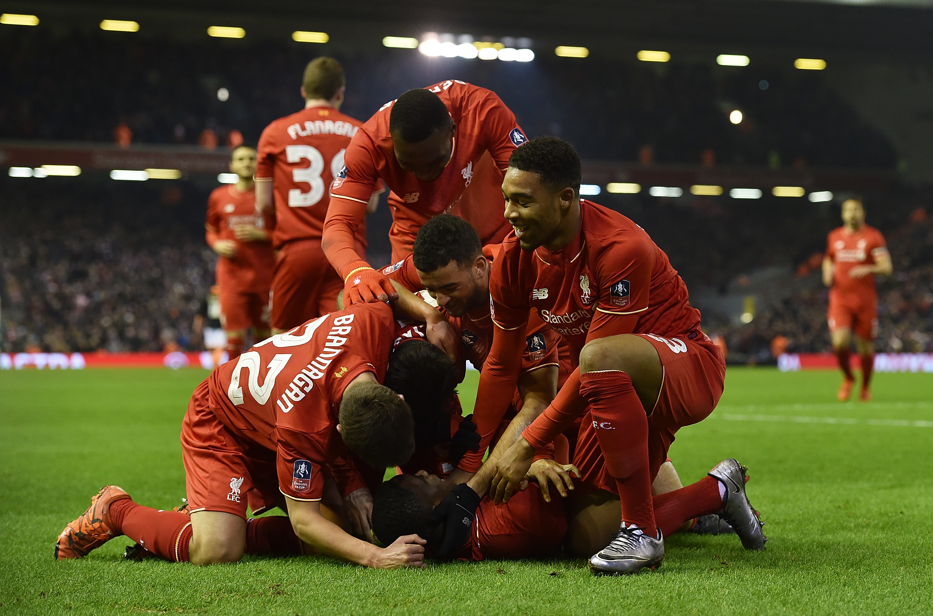 成都蓉城祝贺铜梁龙冲超：期待我们明年中超赛场见（成都蓉城恭贺铜梁龙成功冲超，期待明年中超赛场相见）