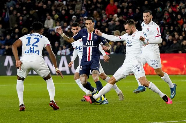 欧文突破防守助攻制胜（欧文突破撕防助攻锁定胜局）