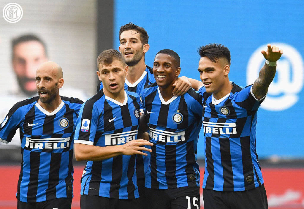 梅西赛前将球衣赠予安哥拉总统，总统回赠他一座纪念奖杯（赛前梅西赠球衣予安哥拉总统，对方回以纪念奖杯）