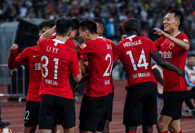 阿森纳欧冠小组／联赛阶段取得10连胜，仅次于拜仁和利物浦（阿森纳欧冠小组赛及联赛阶段豪取10连胜，位列拜仁、利物浦之后）