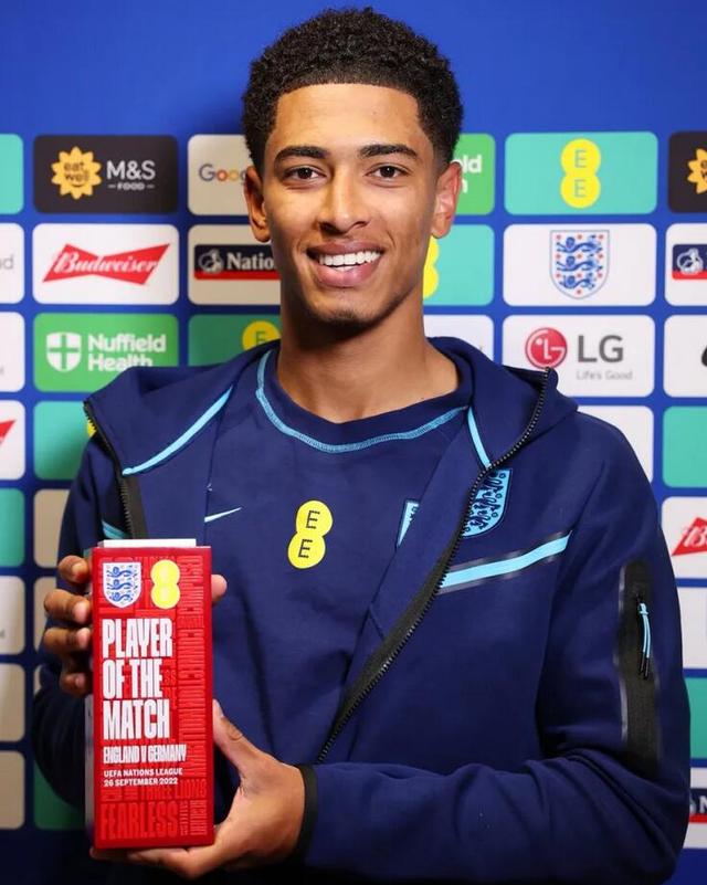 贝林厄姆：球员们100%支持阿隆索；没人放弃、抱怨或发牢骚（贝林厄姆：全队100%力挺阿隆索，无人放弃也无人抱怨）