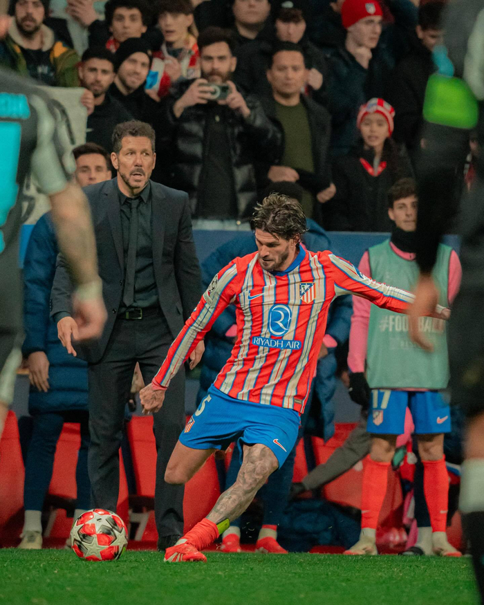 足球是朋友、梦想与人生的瞬间🔴⚫️⚽️（足球，串起朋友、梦想与人生的每个瞬间🔴⚫️⚽️）