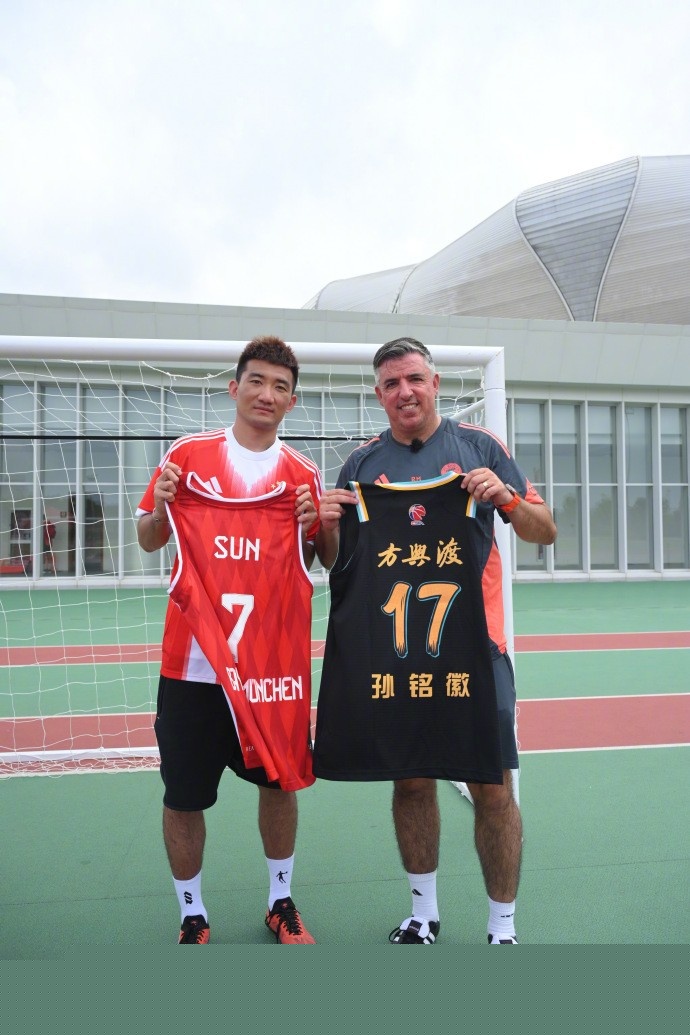 山东泰山面临大规模阵容调整，两位外援或被清洗，一名球员恐成沉重包袱（山东泰山酝酿大规模人员调整，两外援或离队，一将恐成球队重负）